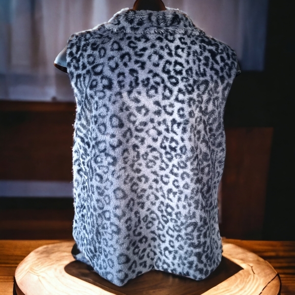 Betsey Johnson Super Soft Leopard Print Vest - Picture 4 of 9